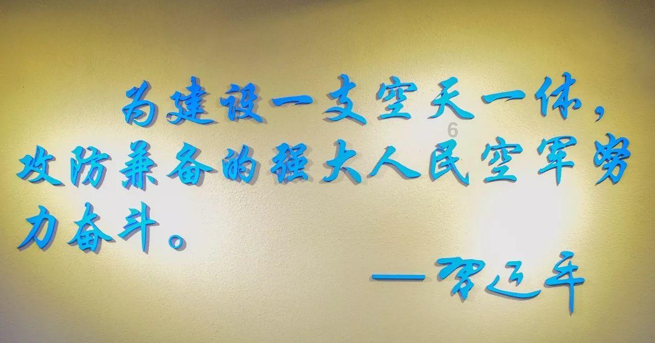黑色针织衫搭蓝色高腰紧身牛仔裤，简约大气，知性干练，这样的搭配迷人吗？